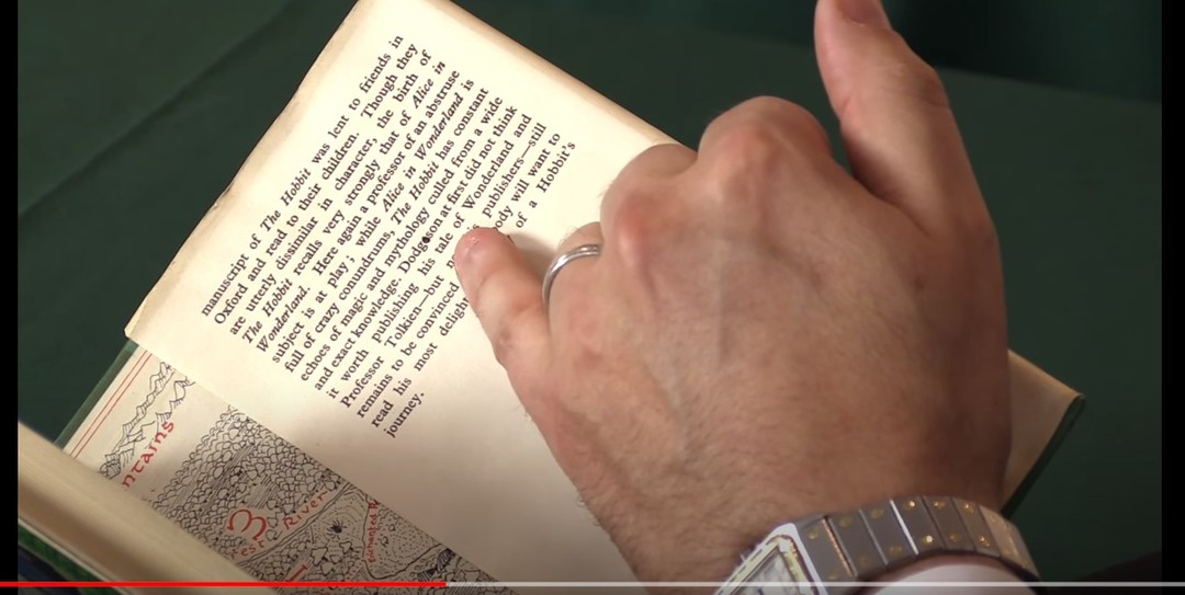 初版《哈比人》書皮上有塗改《愛麗絲夢遊仙境》作者名字的痕跡。