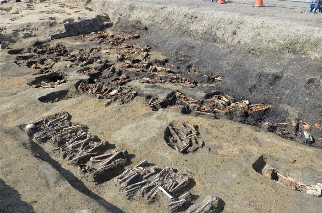 日本梅田墓開採1500具的人類遺骨。