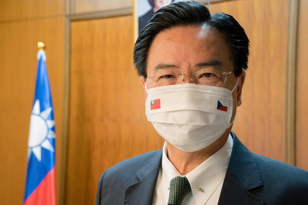 外交部長吳釗燮戴著台捷雙方國旗的口罩，凸顯台捷友好