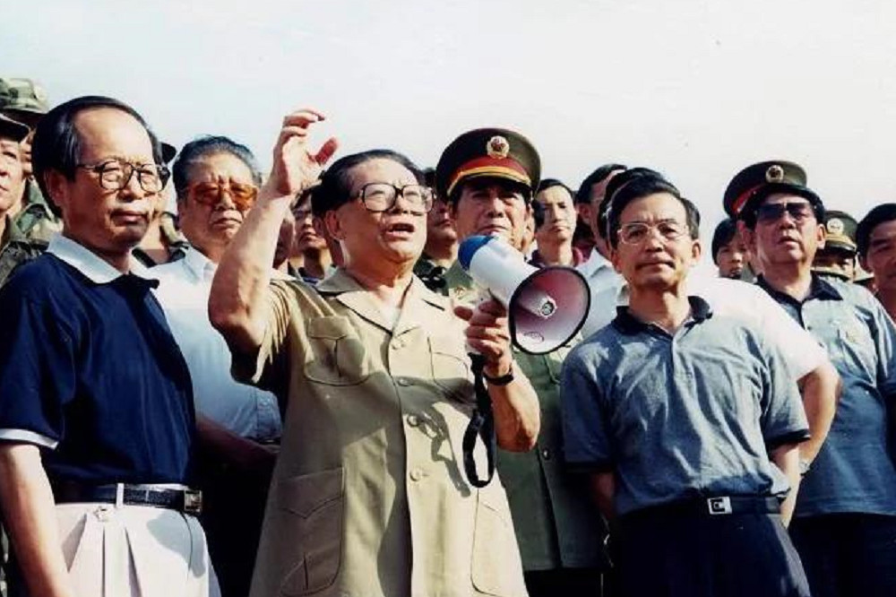 圖中為中國前任總書記江澤民，1998 年長江水患救災。