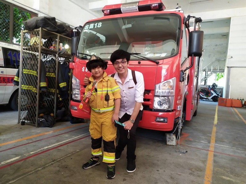 高雄市消防局右昌分隊分隊得知當天是曹小弟弟7歲生日後,特地帶他參觀消防隊車輛器材,體驗穿迷你消防衣。