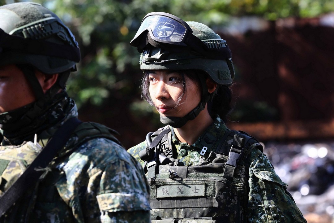 陸軍584旅28日實施戰力防護演練，一名女性戰車駕駛參與演訓。
