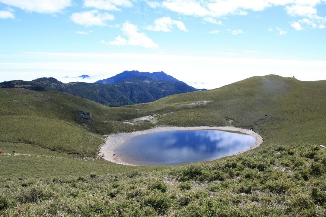 「天使的眼淚」嘉明湖是台灣第二高的高山湖泊，中央山脈南二段上的一顆明珠