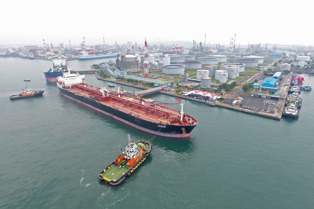 海外探勘40年，中油在查德礦區採出的第一船原油10月從非洲喀麥隆港口出發，11月底運返中油高雄大林廠；中油1日舉辦抵台典禮並公開展示。