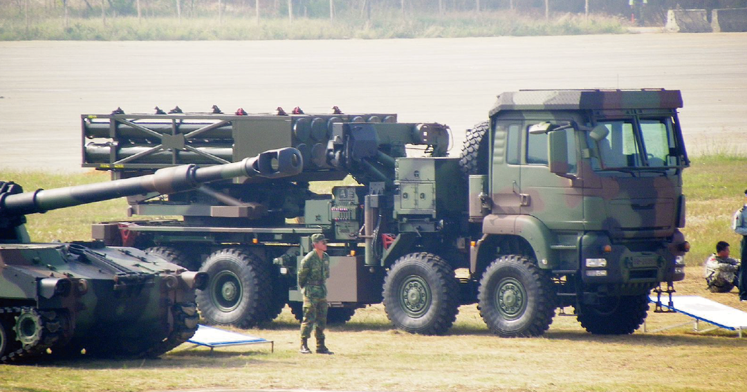英智庫指出哪國對台軍售為發展「豪豬戰略」，加大中國入侵所付出的代價。圖為雷霆 2000 火箭系統。