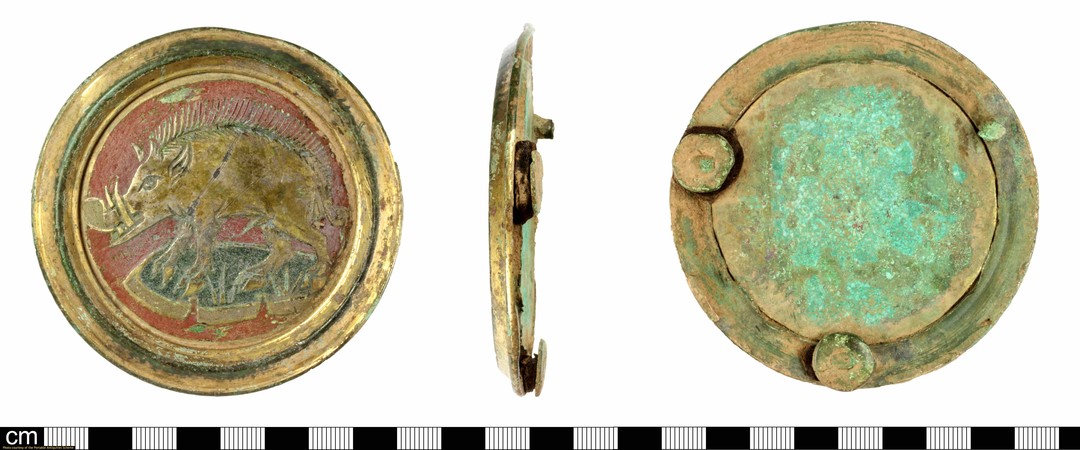 中世紀的銅製徽章。