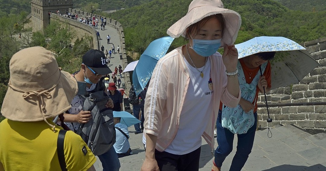 萬里長城上的民眾戴著口罩防疫。