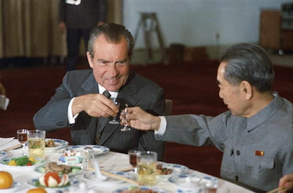 1972年美國時任總統尼克森（左）出訪中國，和中國總理周恩來（右）展開餐敘。（圖取自維基共享資源，版權屬公眾領域）