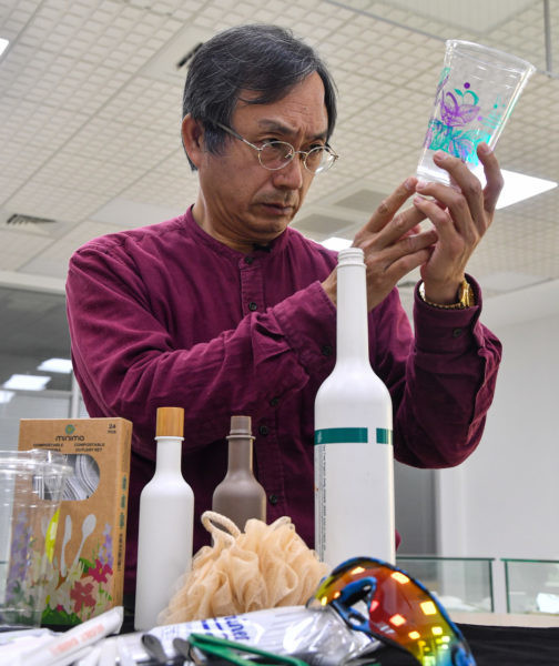 銘安科技董事長黃建銘是化工博士，因緣際會下創業，有機會驗證自己想法，發現只要挑選對的材料，微生物就願意捧場分解，讓使用過的塑膠製品在地球上消失。