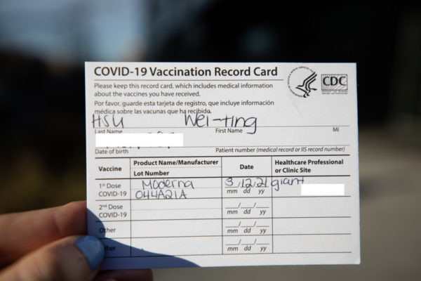 施打完疫苗者，會拿到美國疾病管制暨預防中心（CDC）印發的接種紀錄卡。圖片來源：中央社