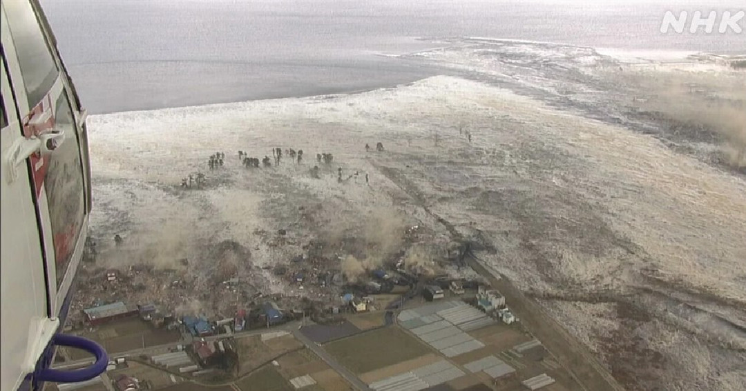 前NHK攝影記者鉾井喬回憶，「黑色的海嘯」一路吞噬房屋與汽車，木材、船隻、瓦礫，一切都被海嘯沖走。