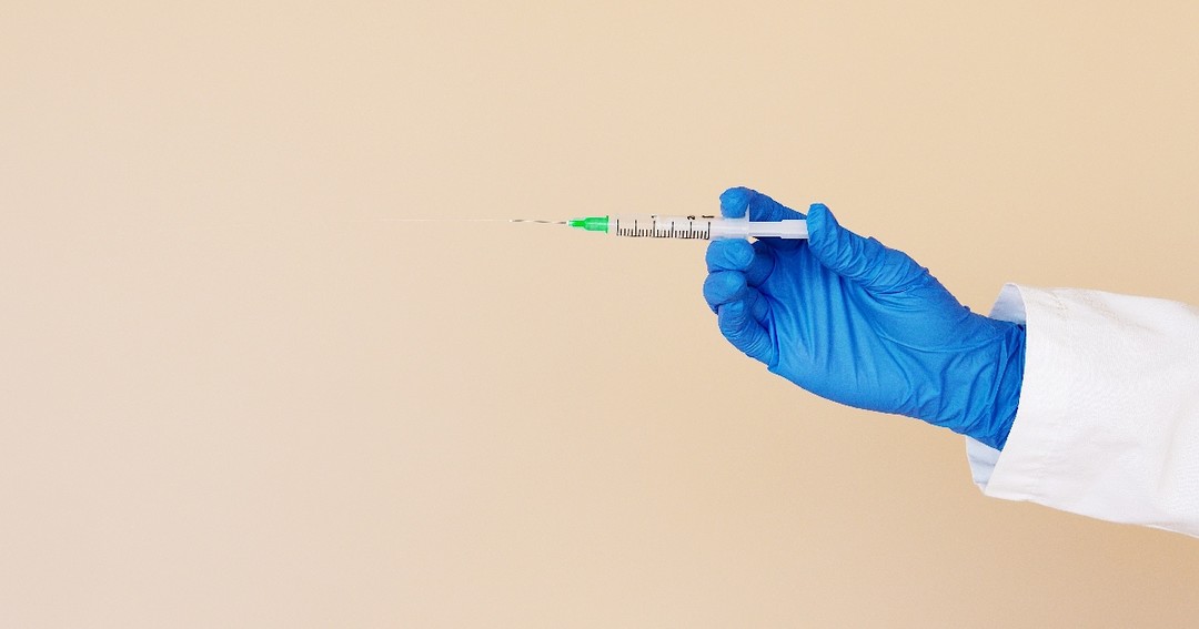 美國疾病暨防治中心（CDC）公布最新防疫指引，已全面完成疫苗接種療程者，可放心參與室內集會，期間可不遵循戴口罩、維持社交距離的規範。