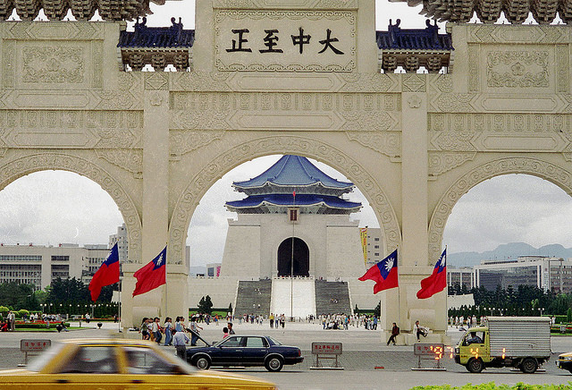 2007 年以前，中正紀念堂上仍高掛著「大中至正」（圖片來源：Flickr Ik T CC Licensed）